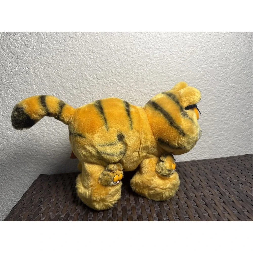 Vintage Garfield Plush Wearing Garfield Slippers Dakin 1981 Cat